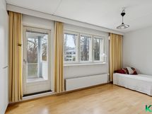 Makuuhuone, josta käynti parvekkeelle sekä kylpyhuoneeseen