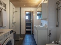 Kylpyhuoneen pinnat ja saunan lattia on uusittu vuonna 2015 toteutetussa remontissa.