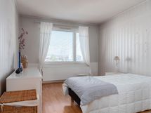 Makuuhuoneeseen mahtuu myös työpiste