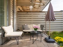 Katetulla terassilla on mukavaa rentoutua vaikka oman saunan löylyjen jälkeen.