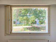 Lounaan suuntaisista ikkunoista tulee kivasti valoa sisään. Ikkunoiden eteen saa verhot asennettua.