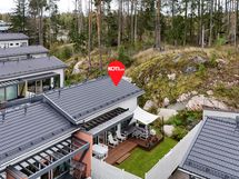 talon pääty rajoittuu upeaan metsäiseen kalliomaisemaan