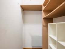 Makuuhuoneiden väliin talon toisessa päädyssä on sijoitettu tilava vaatehuone.