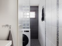 Yläkerran kylpyhuone toimii myös kodinhoitohuoneena.