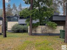 Julkisivua kadun suunnasta