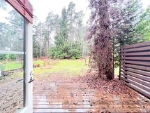 Suojaisa takapiha, jossa myös terassialue, ilmansuunta on länteen.