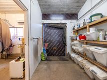 Rehuvarasto ja kulku kuivikevarastoon