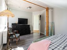 Yläkerran huone 2