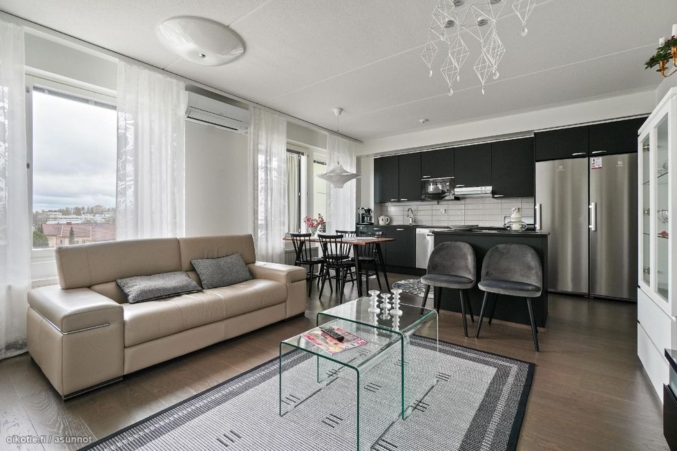 Kaunis, muuttovalmis kolmio sijaitsee hissitalon ylimmässä kerroksessa vuonna 2021 valmistuneessa taloyhtiössä. Mahdollisuus ostaa sähköpistokepaikka.