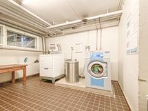 Taloyhtiön kuivaushuone ja pesutupa G-rapussa. Käynti ulkokautta.