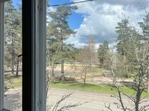 Näkymät useista ikkunoista Kaupunkisillan maauimalan suuntaan.
