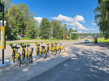 Bussipysäkki ja kaupunkipyörät sijaitsevat ihan vieressä.