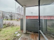 Olohuone jatkuu kivasti ulkoilmaan terassille/pihaan