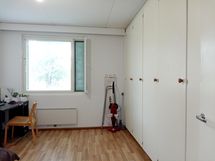 Makuuhuoneessa on kaappitilaa