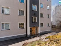 Sisäänkäynti on sisäpihan puolelta