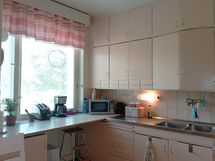 Keittiön kaapisto on alkuperäinen