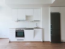 Avokeittiössä on laadukkaat materiaalit ja intergoitu astianpesukone.