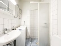 Kylpyhuoneessa valmiiksi pesukone