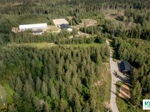 Tulotie ratsutilalle. Oikealla alhaalla Majatalo, ylhäällä vasemmalla maneesi ja ratsastuskenttä.