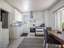vanhan puolen alakerran keittiö