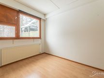 alakerran makuuhuone 1