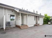 Julkisivu sisäänkäynnin puolelta.