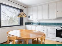 Avarassa keittiössä on tilaa kokkailla yhdessä, ja ruokapöydän ääreen mahtuu isompikin seurue viihtymään.