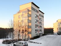 Parvekkeelta avautuu kaunis näkymä alas rinteeseen.