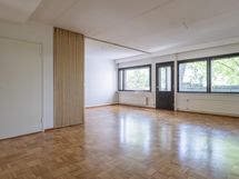 Olohuone on todella avara. Siitä on erotettavissa komas makuuhuone