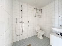 Tilava kylpyhuone on laatoitettu ja varustettu pesukoneliitännällä. Yhtiössä on myös pesutupa.