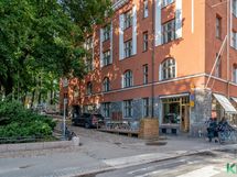 Julkisivu Hämeentien ja Kaikukujan puolelta