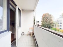 Parvekkeelle asennetaan lasitus ja kaihtimet keväällä 2026.