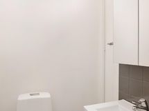 Kylpyhuoneesta erillinen wc