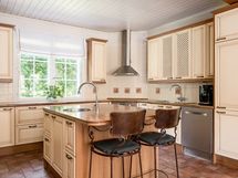 Keittiössä paljon kaappi- ja säilytystilaa