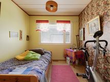 1.makuuhuonetta pihan puolella