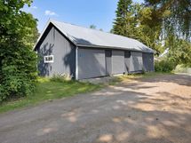 Kesäkuva autotalli/varastorakennuksesta