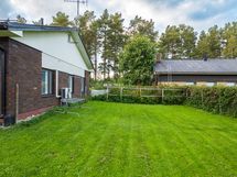 Reilun kokoinen piha on aidattu valmiiksi lemmikkien ja lasten turvallisuuden takaamiseksi.