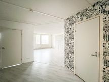 Kodissa on tilava eteistila, josta pääsee kodin kaikkiin tiloihin.