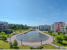 Parvekenäkymä etelään suoraan Uutelan kanavalle.