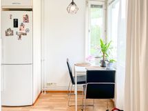Keittiön ja olohuoneen välissä on hyvin tilaa ruokapöydälle
