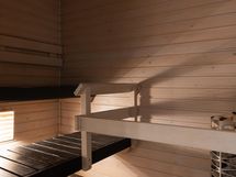 Saunassa vaaleakuullotettu raikas panelointi.