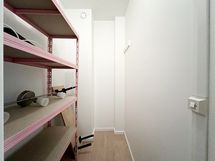 Eteisen yhteydessä on tilava vaatehuone.