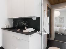 Kodinhoitohuoneesta on kulku kylpyhuoneen kautta master bedroomiin.