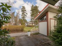 Sisäänkäynnin vieressä on ulkovarasto