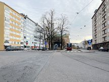 Ratikat ja bussit kulkevat vierestä ja Pasilan asemalle kävelee 10 minuutissa.