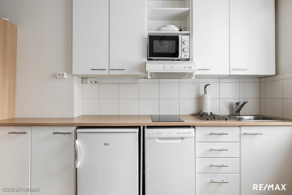 Keittiö on monipuolisesti varusteltu mm. astianpesukone, mikro ja mukavasti säilytystilaa.