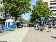 Järvenpään kävelykatu ja sen palvelut myös heti tien toisella puolella.