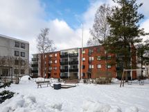 Taloyhtiön etupihalla on lapsille leikkipaikka. Lyhyt matka rautatieasemalle, kauppakeskukseen ja keskustan palveluihin. Tervetuloa esittelyyn!