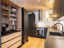 Keittiössä on kaksi aamiaiskaappia