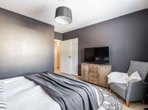 makuuhuoneen yhteydessä vaatehuone